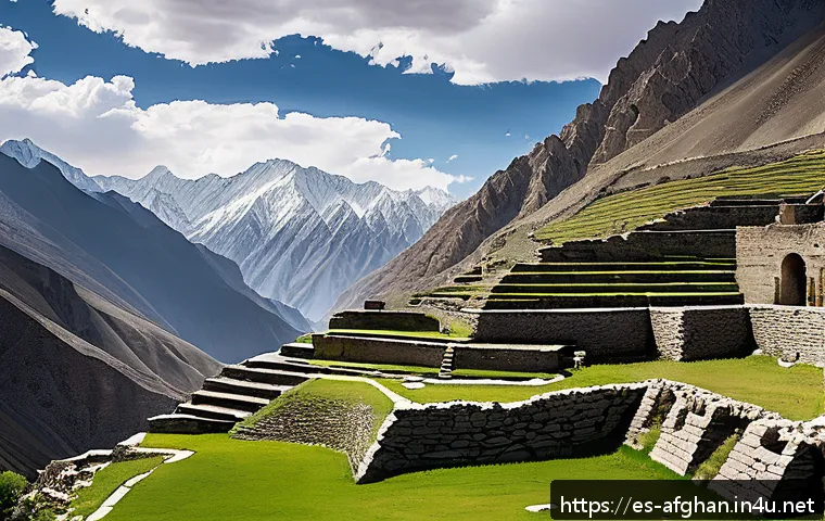 힌두쿠시 산맥의 고대 문화 - A panoramic view of the ancient city ruins of Kapisa nestled high in the rugged Hindu Kush mountains...